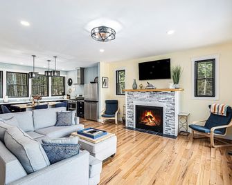 ️ Sunrise Sands Retreat: Beach & Dock on Torch Lake - Kewadin - Sala de estar