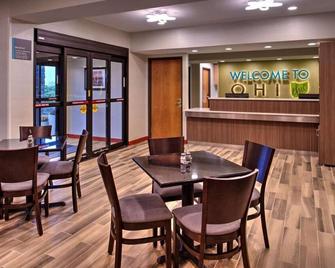 Family-Friendly Stay By I-70! Near Ohio Valley Plaza w/ Free Breakfast - Bridgeport - Restaurant