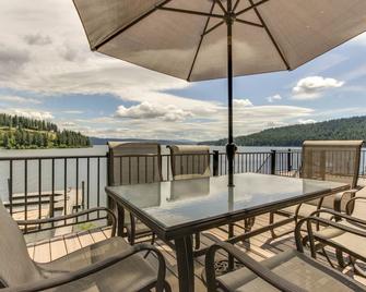 Cozy Lakefront Cabin w/ Private Dock & 2 Boat Slips on Lake Coeur d'Alene - Worley - Balcón