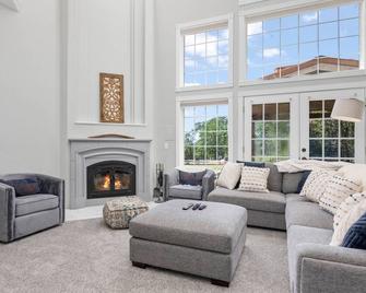 Oak Rise - Dallas - Living room
