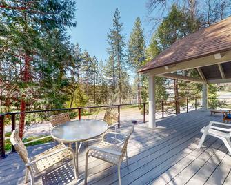 Rustic Cabin - Bass Lake - Patio