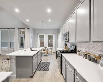 Luxe Modern 4B House with Office 20 min to DT - Manor - Kitchen