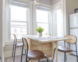 Downtown House Sleeps 10 with 3 King Beds and More - Portsmouth - Dining room