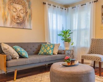 New! 3 Bed 2 Bath Utopian Ukiah - Ukiah - Living room