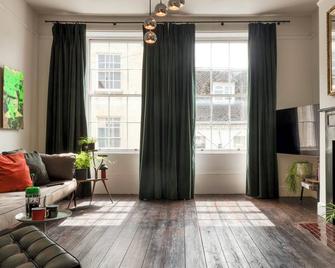 The Emporium - Stylish 2BD in central Winchcombe - Winchcombe - Living room