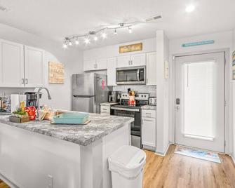 Lil River Paradise - Little River - Kitchen