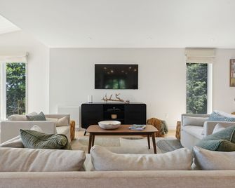 Luxury Oceanfront Freeport Estate - Freeport - Living room