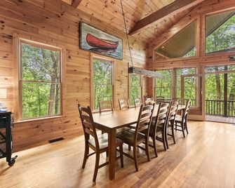 Deluxe Cabin For Groups Near Helen w Hot Tub - Cornelia