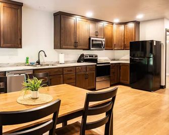 Brillion 2‑Bedroom Suite w/ Full Kitchen Near Ariens – Unit #1 - Brillion - Cocina