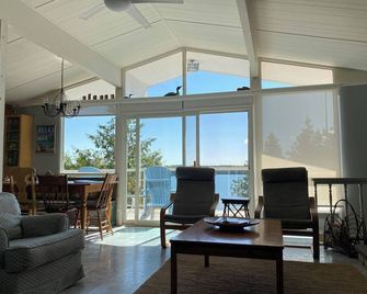 Waterfront cottage with a view! Kayaks included - Tobermory - Living room