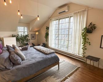 Modern carriage house, renovated w beautiful views - Flemington - Bedroom