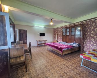 Hotel Kurmanchal - Nainital - Bedroom