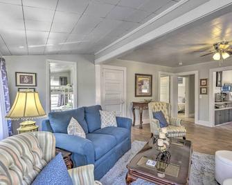 Crescent City Apartment with Easy Lake Access! - Crescent City - Sala de estar