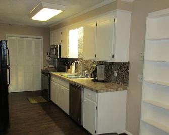 Cayce Charm Minutes to Downtown Columbia - Cayce - Kitchen