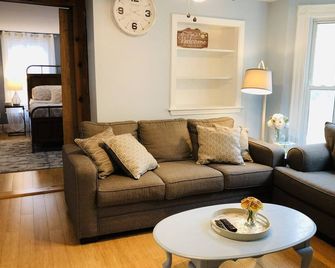 Newly Renovated, Classy, and Elegant! - Portland - Living room