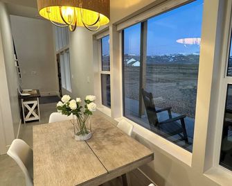Escape to Bar S Farmhouse – A Scenic Retreat in Chester, Utah - Chester - Comedor