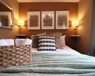 Observatory 2 bedroom apartment overlooking Beach - Swansea - Bedroom