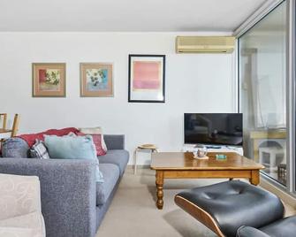 Gallop to Your Getaway - Melbourne - Living room
