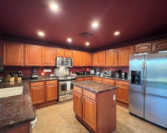 Golf Course View, Exercise Room w/Red Light Therapy, Pool Table, Doggy Door - Cave Creek - Køkken