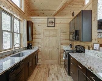 Valley Views From Romantic Cabin w Sauna - Cornelia - Kitchen