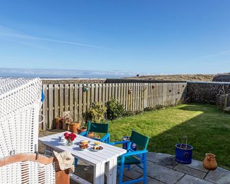 Finest Retreats - The Lighthouse Hide - Roose - Balcony