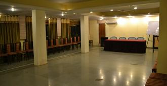Hotel Sunrise N Resorts - Nagpur - Resepsjon