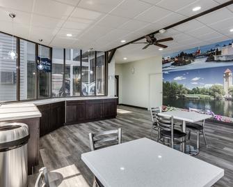 Days Inn & Suites by Wyndham Spokane - ספוקיין - מסעדה