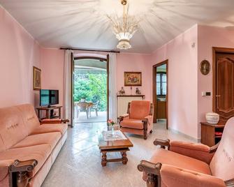 Holiday Home Culla di Stelle by Interhome - Castiglione Tinella - Sala de estar
