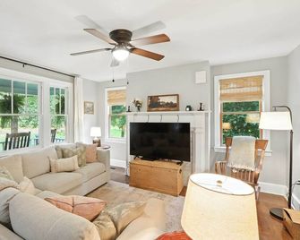 Badby Wood Farmhouse - Charming 3br 3ba Wine Country Getaway - Marshall - Living room