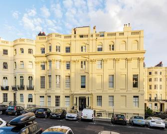 Sky View Double Bed Apartment in Brighton and Hove by MyHolidayLet - Hove - Building