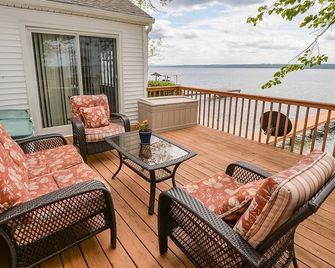 Sail Away - Enjoy lakeside peace and quiet! - Romulus - Balcón