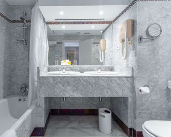 Hotel Abades Benacazon - Benacazón - Bathroom