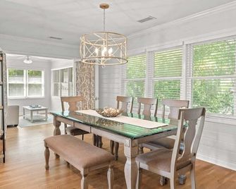 Steps to Beach & Pool Screened Porch Pelican Bay 45 at Wild Dunes Resort - Isle of Palms - Dining room