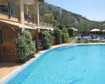 Residence Rosemary - Brenzone - Piscina