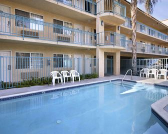 Days Inn by Wyndham Riverside Tyler Mall - Riverside - Pool
