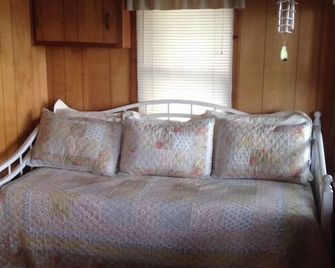 Adorable Lake Front Home with 115 Ft of Private Beach. - Fife Lake - Sala de estar