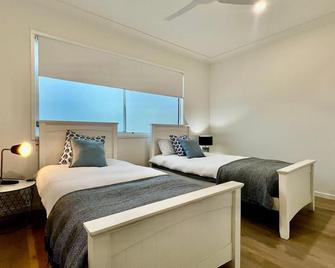 Pet friendly 3-bedroom townhouse in heart of Redcliffe - unit 1 - Redcliffe - Bedroom