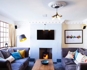 Cosy Open Plan Harbourside Inn with SuperKing Beds, Wood Burning Stove and Bar - Torquay - Living room