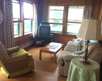 Higgins Lake Lakefront 4bed/2ba On Expansive Sandy Beach Includes Boat Mooring - Roscommon - Living room