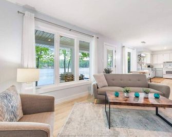 Richibucto River Getaway - Browns Yard - Living room