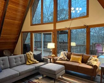 Modern A-Frame cabin with Dock on West Point Lake - Lanett - Living room