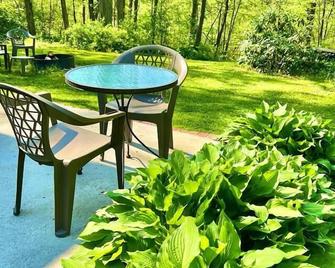 Tranquil Hickory Hill Cottage Getaway with Hot Tub - Jennerstown - Patio