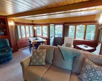 Adorable River Front Cabin! Kayak, Canoe, float to Burt Lake! - Indian River - Living room