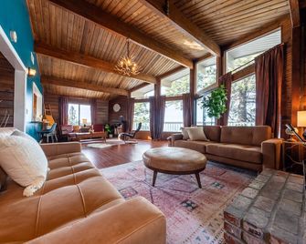 Wandering Pines - Game Room - Fire Pit - Lounge - Views - Running Springs - Living room