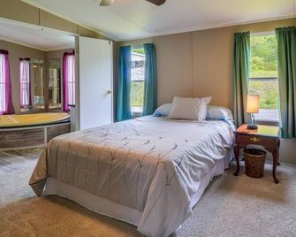 Tennessee Vacation Rental about 2 Mi to Windrock Park! - Oak Ridge - Спальня