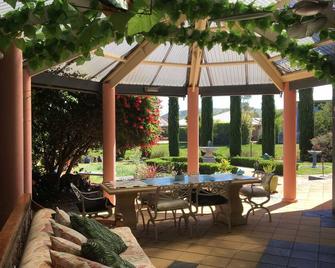 Luxury Londolozi Lodge African themed pet-friendly haven traditional B&B - McCracken - Patio