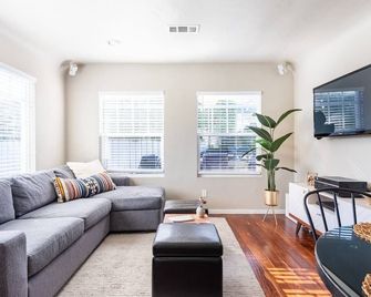 Charming Mid-Century Craftsman, Hot Tub with Serene Yard - San Diego - Salon