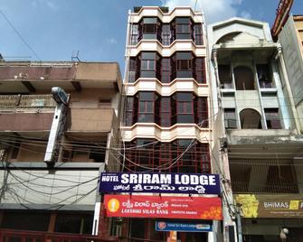 Hotel Sriram Lodge - تيروباتي - مبنى