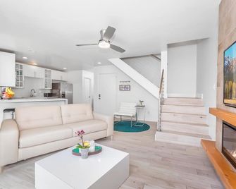 Highly Rated Best Beach! Ac Luxury King Beds! - 聖地亞哥 - 客廳