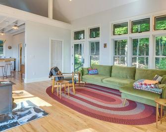 Fire Pit and Views Pet-Friendly Spruce Pine Studio - Spruce Pine - Living room